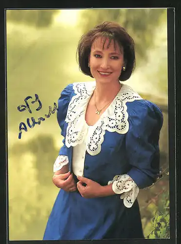 AK Musikerin Gaby Albrecht im bildschönen bestickten Kleid, Autograph
