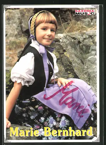 AK Musikerin Marie Bernhard im niedlichen Trachtenkleid, Autograph