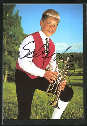 AK Musiker Sebastian Wildgrube mit Trompete auf einer Blumenwiese stehend, Autograph