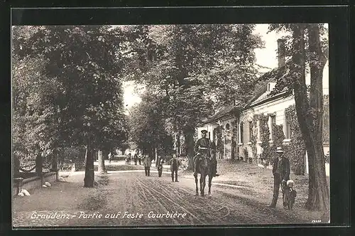 AK Graudenz / Grudziadz, Partie auf der Feste Courbiere, Passanten und Reiter auf der Strasse