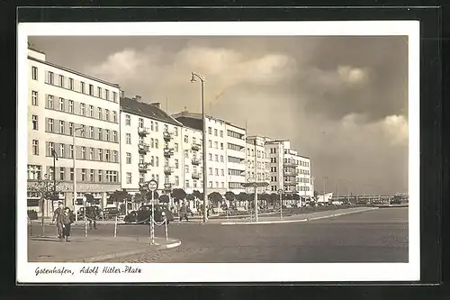 AK Gotenhafen / Gdynia, Gebäudepartie am platz