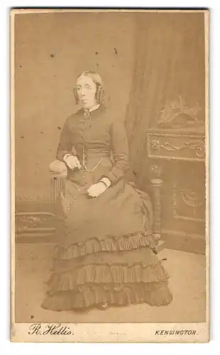 Fotografie R. Hellis, London, 13 Silver Street, ältere Frau in tailliertem Kleid