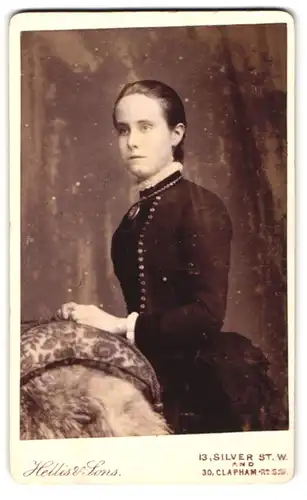 Fotografie Hellis & Sons, London, 30 Clapham Road, junge Frau in tailliertem Kleid