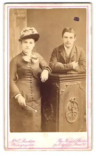 Fotografie E.W. Procktor, London, 90 Edgware Road, junges Paar in Sonntagskleidung