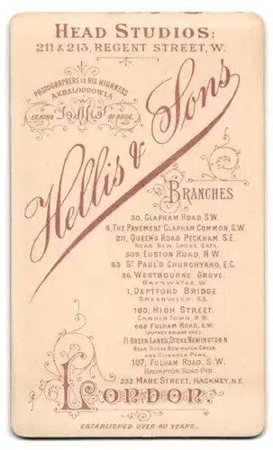 Fotografie Hellis & Sons, London, 30 Clapham Road, Frauen in Sonntagskleidern