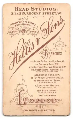 Fotografie Hellis & Sons, London, 30 Clapham Road, Frauen in taillierten Kleidern