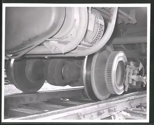 10 Fotografien Eisenbahn USA, E-Triebwagen Nr. 151 Pennsylvania Railroad, Detail-Aufnahmen Führerstand, Radsätze, Bremse