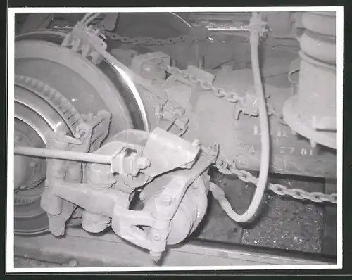 10 Fotografien Eisenbahn USA, E-Triebwagen Nr. 151 Pennsylvania Railroad, Detail-Aufnahmen Führerstand, Radsätze, Bremse