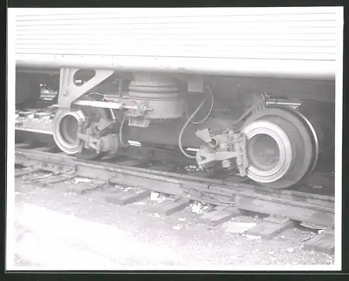10 Fotografien Eisenbahn USA, E-Triebwagen Nr. 151 Pennsylvania Railroad, Detail-Aufnahmen Führerstand, Radsätze, Bremse
