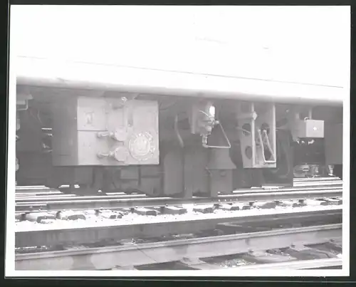 10 Fotografien Eisenbahn USA, E-Triebwagen Nr. 151 Pennsylvania Railroad, Detail-Aufnahmen Führerstand, Radsätze, Bremse