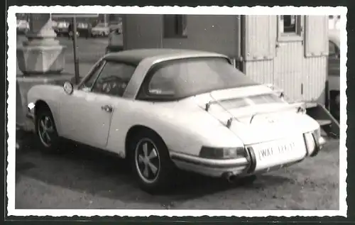 Fotografie Gruhle, Karl-Marx-Stadt, Ansicht Leipzig, Auto Porsche Targa mit Gepäckträger