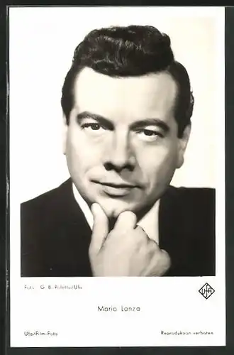 AK Schauspieler Mario Lanza in Denkerpose