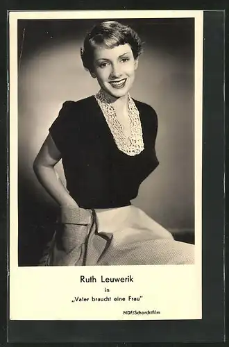 AK Schauspielerin Ruth Leuwerik mit bezauberndem Lachen