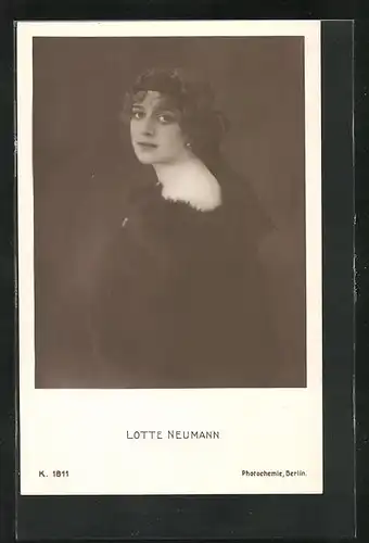 AK Schauspielerin Lotte Neumann im schwarzen Abendkleid