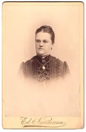 Fotografie Ed. Naumann, Meerane i. S., Dame mit Halskette