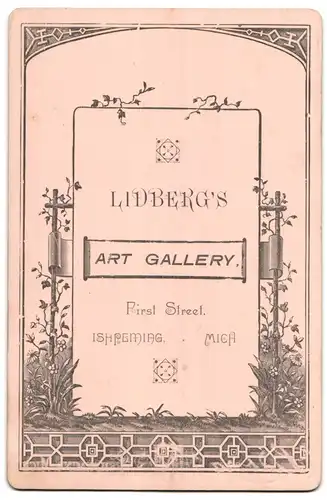 Fotografie Lidberg, Ispheming, First Street, Dame in Schwarz mit Buch