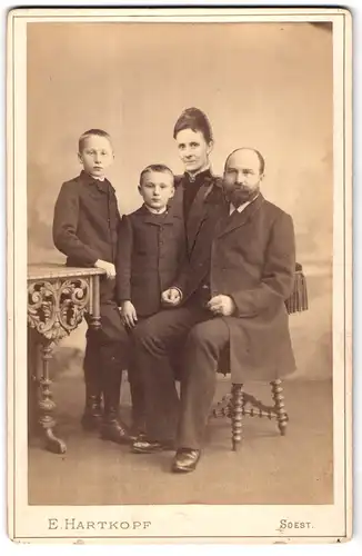 Fotografie E. Hartkopf, Soest, Eltern mit ihren zwei Söhnen