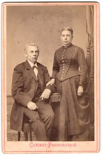Fotografie A. Bode, Friesack, Älteres Ehepaar in Sonntagskleidung