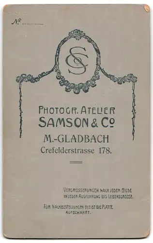 Fotografie Samson & Cie, Mönchengladbach, Crefelderstrasse 178, Dame nebst Tisch mit Buch