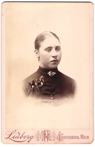 Fotografie Lidberg, Ishpeming, First Street, Fräulein mit Ansteckblume