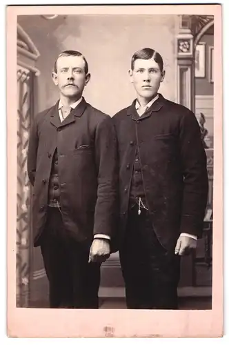Fotografie Lidberg, Ishpeming, First Street, Junge Herren im Anzug in gleicher Pose