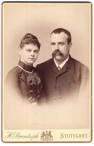 Fotografie H. Brandseph, Stuttgart, Marienstrasse 36, Herr mit Schnauzbart mit Frau