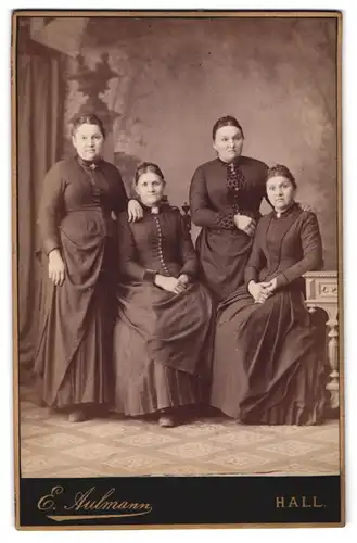 Fotografie E. Aulmann, Hall, Mutter mit ihren Töchtern
