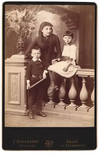 Fotografie C. Burghardt, Aalen, Mutter mit Schleier und ihren Kindern