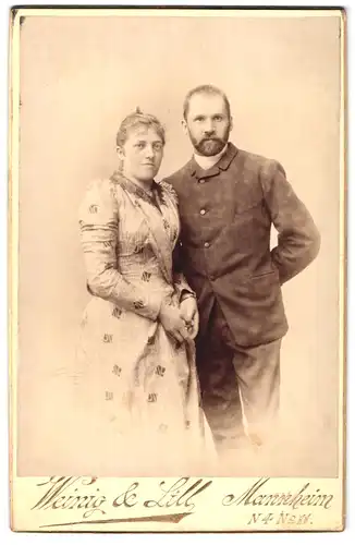 Fotografie Weinig & lill, Mannheim, Dame in exquisitem Gewand mit Ehemann