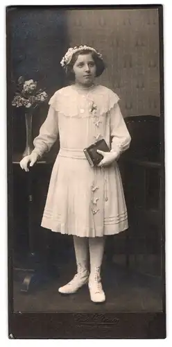 Fotografie Ch. M. Bauer, Erlangen, Portrait junges Mädchen im weissen Kleid mit Buch