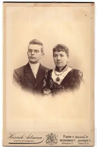 Fotografie Heinrich Axtmann, Reichenbach, Zänkergasse 17, Portrait junges Paar in hübscher Kleidung