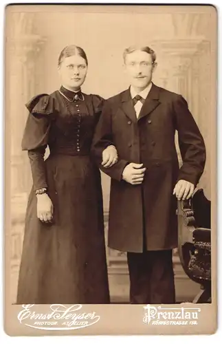 Fotografie Ernst Seyser, Prenzlau, Königstrasse 158, Portrait junges Paar in modischer Kleidung