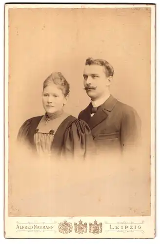 Fotografie Alfred Naumann, Leipzig, Dorotheenstrasse, Portrait junges Paar in modischer Kleidung