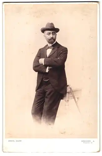 Fotografie Erwin Raupp, Dresden-A, Pragerstrasse 34, Portrait modisch gekleideter Herr mit Bart