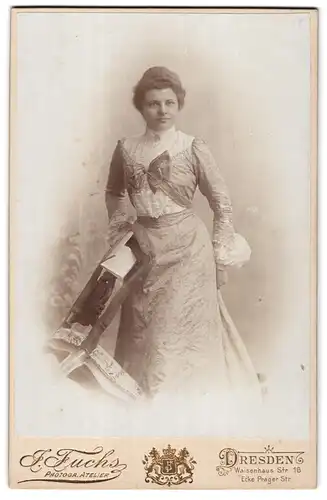 Fotografie J. Fuchs, Dresden, Waisenhaus Strasse 16, Portrait hübsch gekleidete Dame mit einem Stuhl