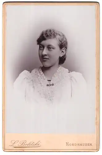 Fotografie L. Belitski, Nordhausen, Freiheit 14, Portrait junge Dame in hübscher Kleidung