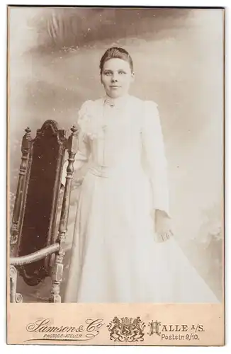 Fotografie Samson & Co., Halle a /S., Poststrasse 9-10, Portrait junge Dame im weissen Kleid