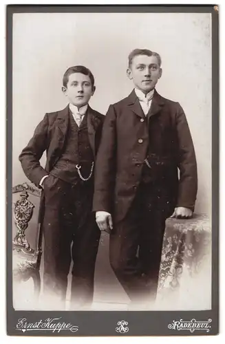 Fotografie Ernst Kuppe, Radebeul, Portrait zwei junge Männer in zeitgenössischer Kleidung