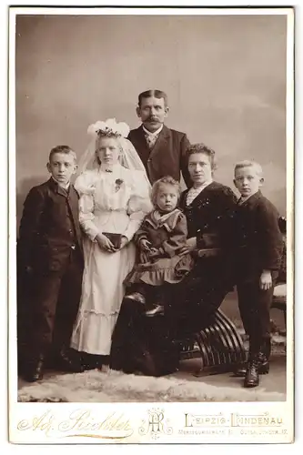 Fotografie Adolph Richter, Leipzig-Lindenau, Merseburger-Strasse 61, Portrait Mädchen im weissen Kleid mit seiner Familie