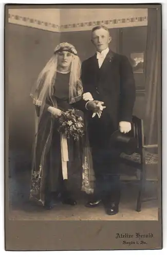 Fotografie Atelier Herold, Sayda i. Sa., Portrait junges Paar in Hochzeitskleidung mit Schleier und Blumenstrauss
