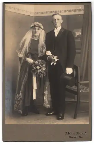 Fotografie Atelier Herold, Sayda i. Sa., Portrait junges Paar in Hochzeitskleidung mit Schleier und Blumenstrauss