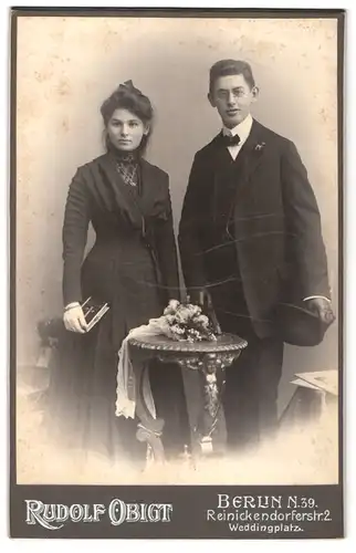 Fotografie Rudolf Obigt, Berlin-N, Reinickendorferstrasse 2, Portrait junges Paar in modischer Kleidung mit Buch