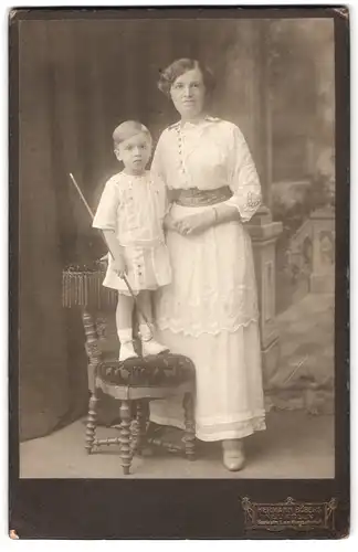 Fotografie H. Böbers, Berlin, Neukölln, Saalestrasse 1, Portrait bürgerliche Dame mit kleinem Jungen an der Hand