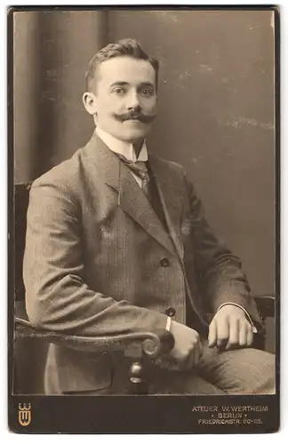 Fotografie W. Wertheim, Berlin, Friedrichstrasse 110-112, Portrait elegant gekleideter Herr mit Moustache