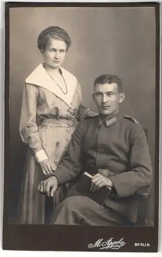 Fotografie M. Appel, Berlin-NO, Neue Königstrasse 2, Portrait Soldat in Uniform und seine Frau