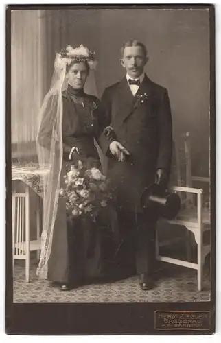 Fotografie Hermann Ziegler, Gaggenau, Portrait junges Paar in Hochzeitskleidung mit Schleier und Blumenstrauss