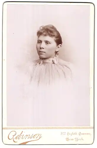 Fotografie Robinson, New York, 577, Eighth Avenue, Portrait hübsche Dame in zeitgenössischer Kleidung