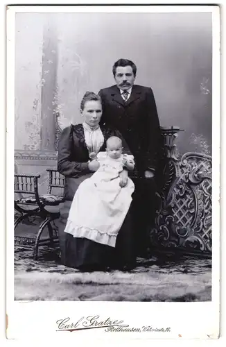 Fotografie Carl Gratze, Rotthausen, Viktoriastrasse 16, Portrait bürgerliches Paar mit einem Baby