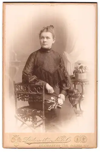 Fotografie Ludeneit & Nickel, Königsberg i /Pr., Passage 1, Portrait hübsch gekleidete Dame mit einer Rose