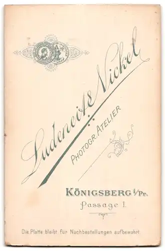 Fotografie Ludeneit & Nickel, Königsberg i /Pr., Passage 1, Portrait hübsch gekleidete Dame mit einer Rose